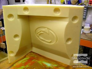 לחיצה להגדלת תמונה התבנית מהפוליאוריטן הגמיש Vytaflex 60 נעשתה בשני חלקים. מערבבים בטון, שופכים לתוך התבנית ונותנים לו להתקשות 24 שעות. 