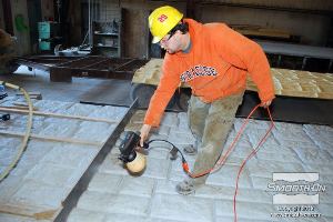 לחיצה להגדלת תמונה מורחים חומר הפרדה על המודל והקירות ונותנים לו להתייבש. 