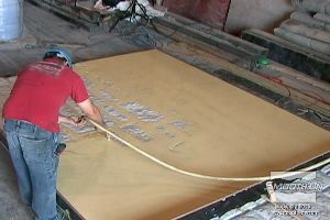 לחיצה להגדלת תמונה פוליאוריטן  גמיש Vytaflex 60 עמיד בשחיקה. כושר העמסה הוא 3.6 טון של בטון על תבנית זו. 