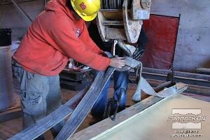 לחיצה להגדלת תמונה מחברים רצועות לקורות ותולים על מנוף. 