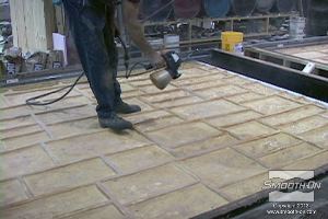 לחיצה להגדלת תמונה על התבנית מורחים חומר הפרדה לבטון IN and Out  לפני יציקת הבטון 