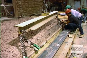 לחיצה להגדלת תמונה מסירים את הקורות מסביב לבטון ומשתמשים במנוף על מנת לחלץ את הבטון מהתבנית. 